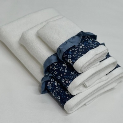Conjunto de toalhas brancas com bordas florais azul escuro