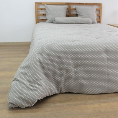 Cama de madeira com roupa de cama cinza com padrão de pontos brancos