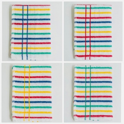 Toalhas de tecido com riscas coloridas horizontais em quatro padrões diferentes.