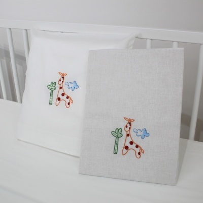 Paninhos de toque de bebé bordados com girafa, árvore e nuvem