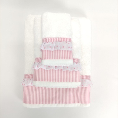 Toalhas brancas com bordados em rosa e folhos decorativos