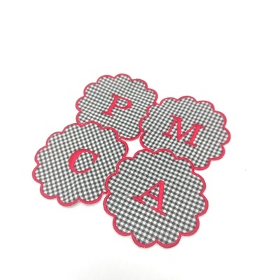 Conjunto de quatro porta-copos xadrez com letras vermelhas