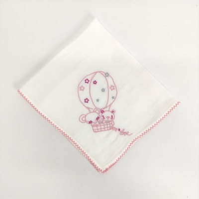 Fralda branca com bordado de ursos num balão cor-de-rosa
