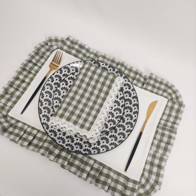 Conjunto de mesa com guardanapo xadrez verde e branco e prato decorado