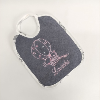 Babete cinzento escuro com bordado rosa de balão e ursinhos, nome Laurinha bordado
