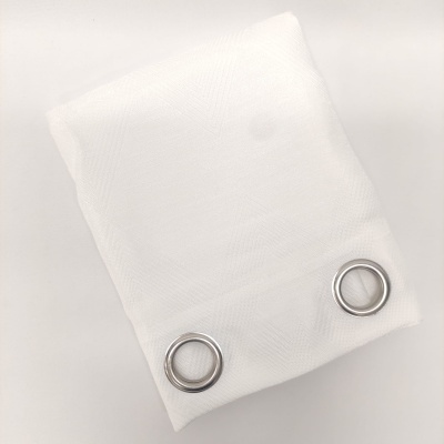 Cortinado branco translúcido com ilhós metálicos