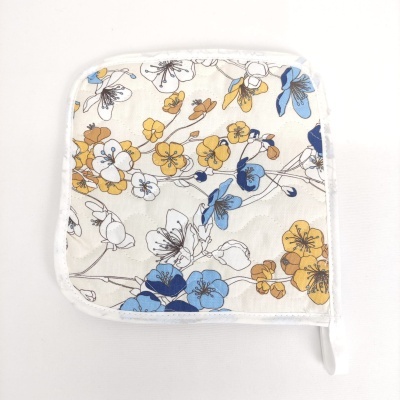 Suporte de panela quadrado com padrão floral colorido em tecido branco