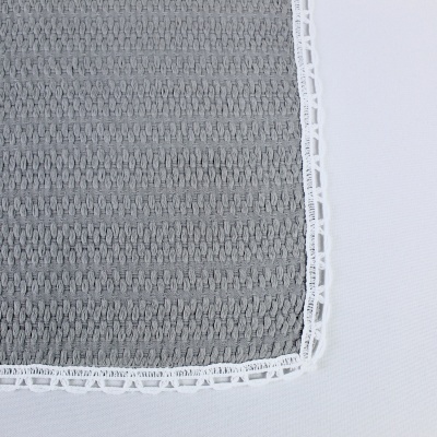 Pano cinzento com borda de renda branca