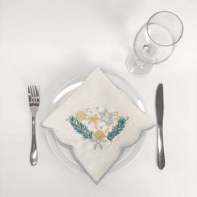 Conjunto de talheres, prato branco, guardanapo bordado e copo de vidro