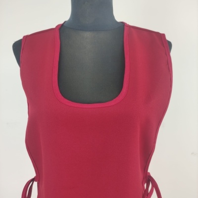 Blusa vermelha sem mangas com decote quadrado