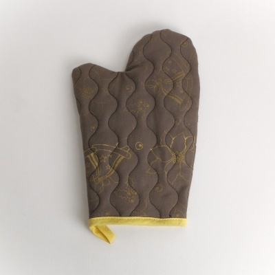 Luvas de forno castanhas acolchoadas com padrões dourados e acabamento amarelo