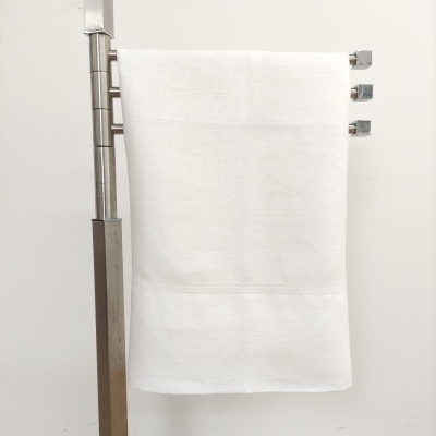 Toalha branca num suporte metálico