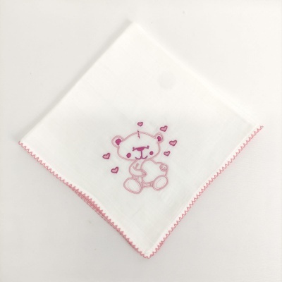 Lenço branco com bordado de ursinho rosa e corações cor-de-rosa