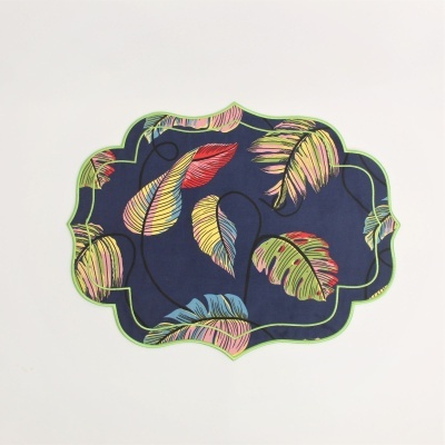 Tapete azul escuro com padrão de folhas coloridas e contorno verde