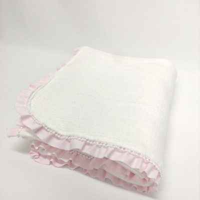 Manta branca com bordado rosa