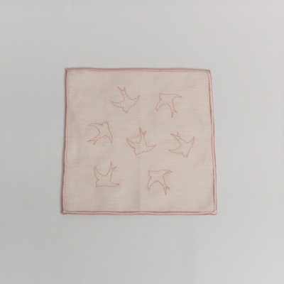 Lenço rosa com bordados de aves em linha rosa