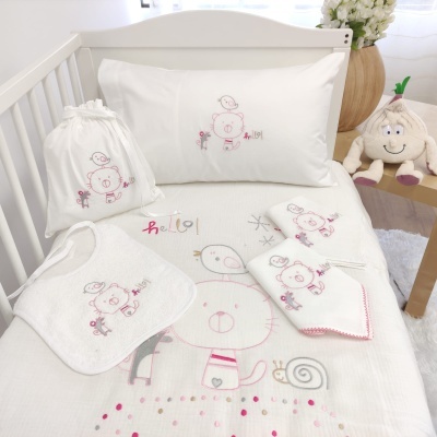 Conjunto branco para bebé com ursinho e pássaro bordados cor-de-rosa no berço