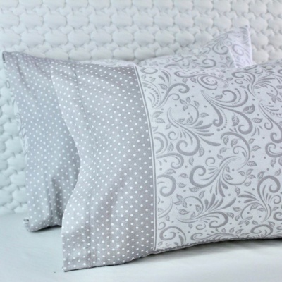 Fronha de almofada cinza com bolinhas e padrão floral