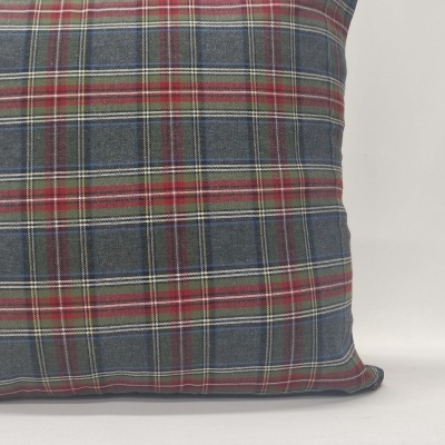 Almofada xadrez colorida sobre superfície branca