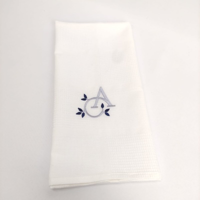 Guardanapo branco bordado com letras C e A cinzento e azul