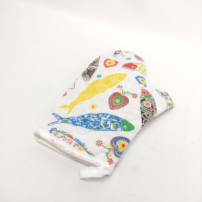 Luva de forno branca com estampas coloridas de peixes e corações