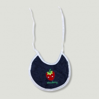 Babete azul escuro com borda branca e morango bordado