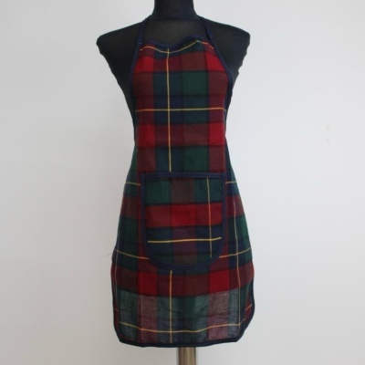 Avental de tecido xadrez com bolso frontal num manequim