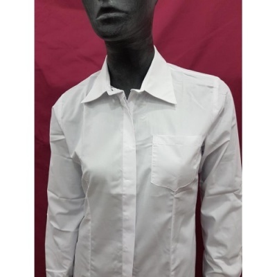 Camisa branca de mangas compridas com bolso frontal e gola clássica num manequim