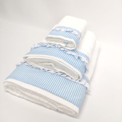 Conjunto de toalhas brancas com bordados azul claro às riscas