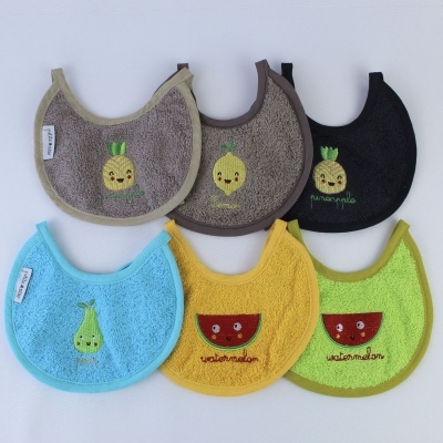 Seis babetes coloridos de tecido felpudo com frutas bordadas