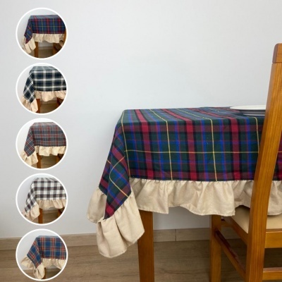 Toalha de mesa xadrez multicolor com barra bege numa mesa de madeira junto a cadeira