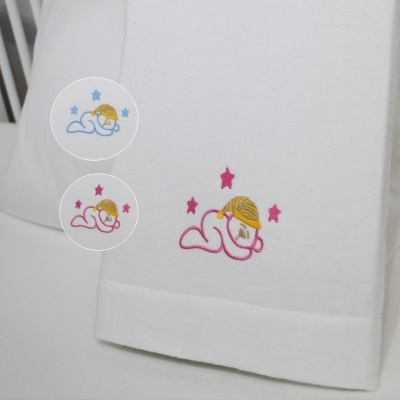 Toalha branca com bordado de bebé e estrelas coloridas