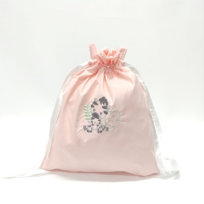 Mochila saco cor-de-rosa com bordado de girafa e folhas