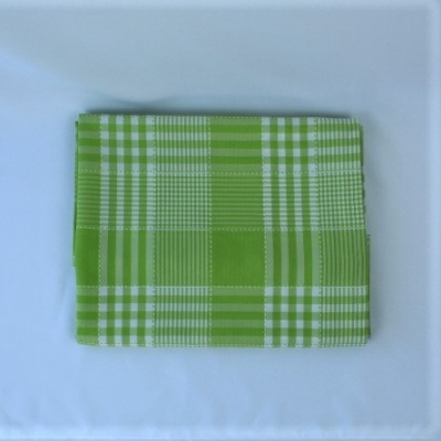 Toalha verde e branca quadriculada dobrada