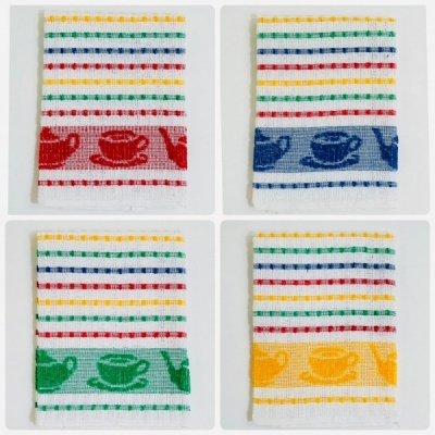 Panose de cozinha coloridos com riscas e desenhos de chávenas e bules