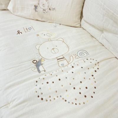 Roupa de cama branca com bordados de animais e nuvem colorida