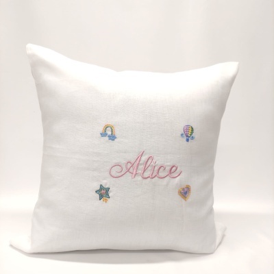 Almofada branca com nome Alice bordado e pequenos bordados coloridos