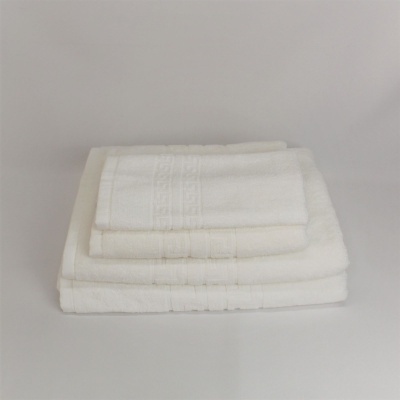 Conjunto de toalhas brancas empilhadas com padrão decorativo