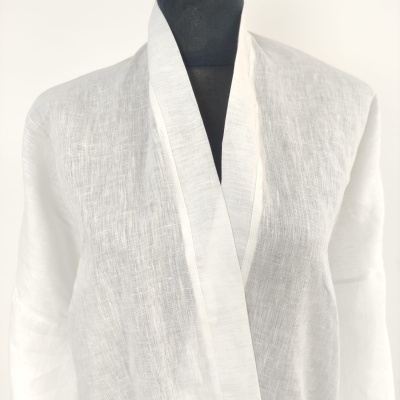 Blusa branca de tecido leve e transparente com textura de linho e gola ampla