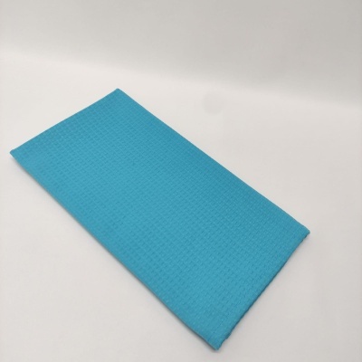 Toalha azul dobrada com textura quadriculada