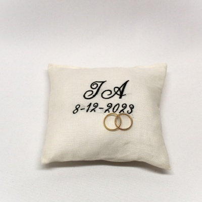 Almofada de linho branco com bordado e dois anéis dourados