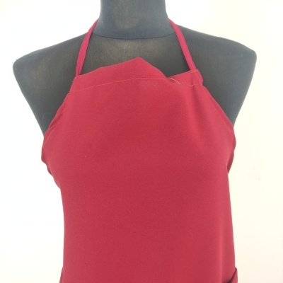 Avental vermelho em manequim preto