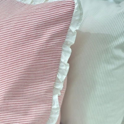 Almofadas com riscas finas e folhos em fundo branco