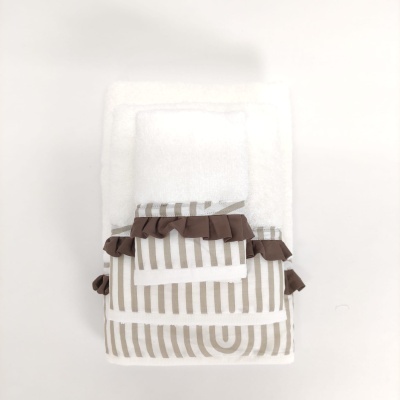 Conjunto de toalhas brancas com estampado bege e detalhes castanhos folhos