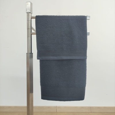 Toalha azul escuro pendurada num suporte metálico prateado