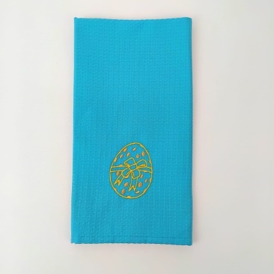 Guardanapo azul com bordado de ovo de Páscoa amarelo