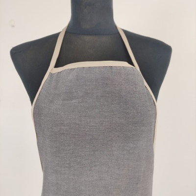Avental cinzento com contorno bege em manequim preto