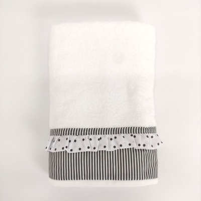 Toalha branca com bordado de riscas e bolinhas pretas