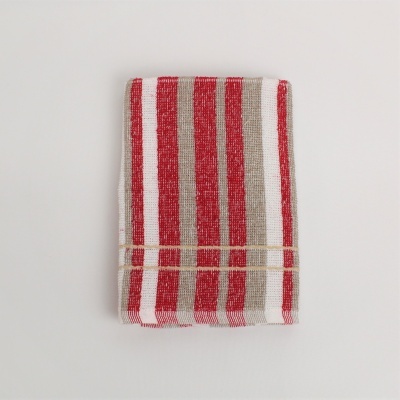 Toalha de tecido riscada dobrada sobre fundo branco