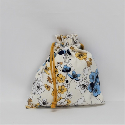 Saquinho de tecido floreado com cordão amarelo